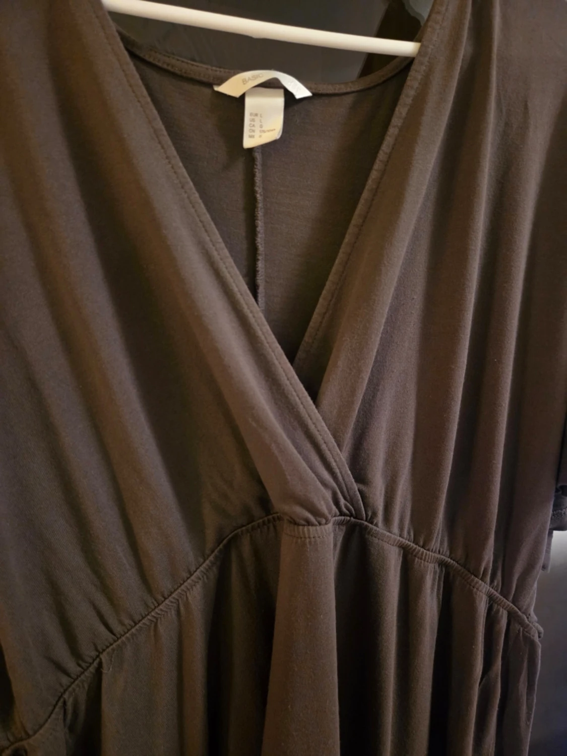 Brun omlottklänning med v-ringning - 2