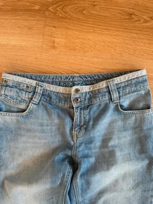 Ljusblå bootcut jeans  - Jätte snygga ljus blåa bootcut Lågmidjade jeans. Coola detaljer, köpta på vinted men passade tyvärr inte🙃. Jag skulle säga att dom passar S-M. Skriv gärna för mått💕Pris kan diskuteras 