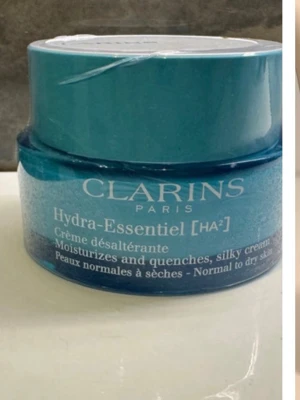 Clarins Hydra-Essentiel Cream 50 ml - Fuktgivande ansiktskräm från Clarins i en blå rund glasburk. Hydra-Essentiel Cream är anpassad för normal till torr hud och ger silkeslen återfuktning. Perfekt för dig som vill boosta huden med extra fukt och mjukhet.