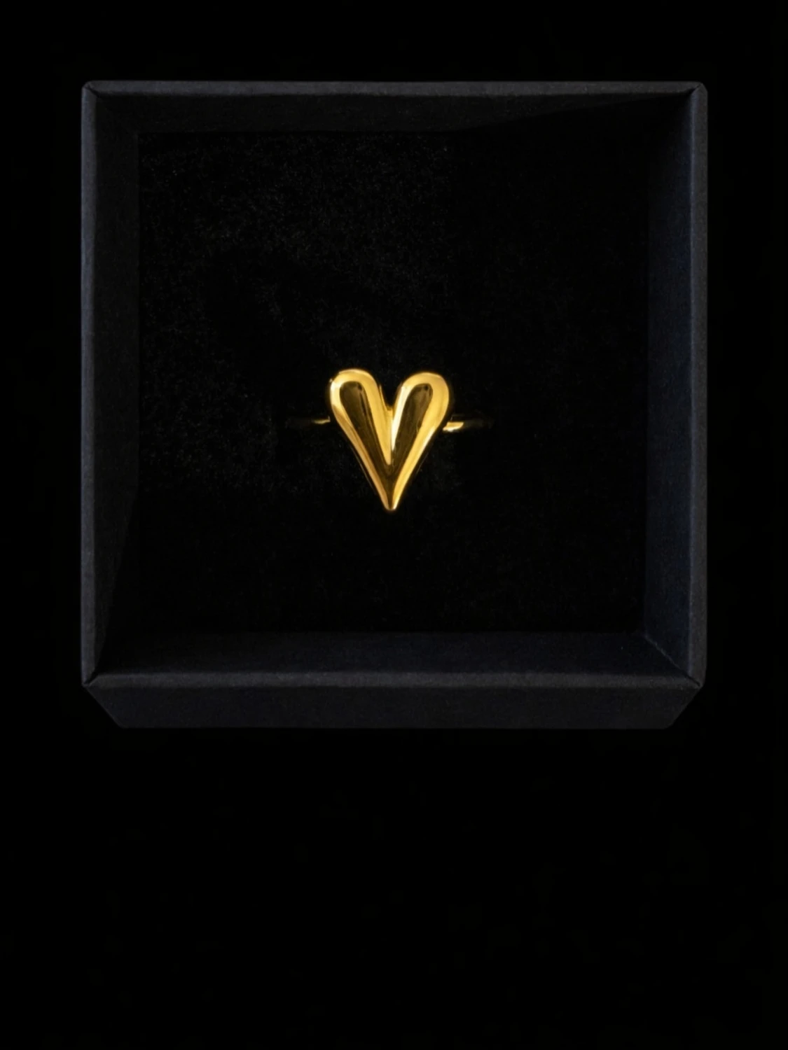 Guldfärgad ring med hjärtform