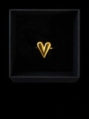 Guldfärgad ring med hjärtform - Trendig ring i guldfärg med ett stilrent hjärta som motiv. Perfekt accessoar för att lyfta din look med en touch av kärlek och elegans. Ringen har en minimalistisk design och passar dig som gillar unika smycken.