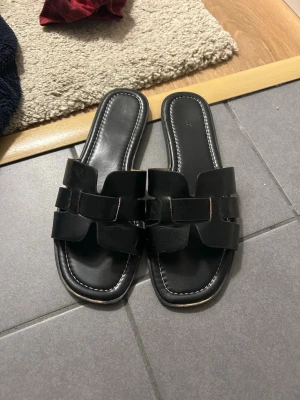 Nelly skor - Säljer ett par slip in sandal från nelly. Storlek 37, endast använda i sommar🫶 skick syns på bilderna!
