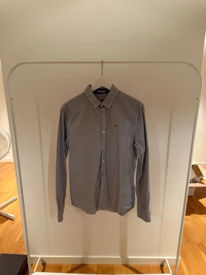 Tommy Hilfiger Denim Skjorta - Riktigt schysst skjorta ifrån Hilfiger Denim med lite vintage stil, riktigt schyssta detaljer runt kragen och vid ärmarna. (Storlek M) . Ny pris: cirka 1000kr men vi säljer för endast 300kr!! Rabatt för seriösa köpare!!