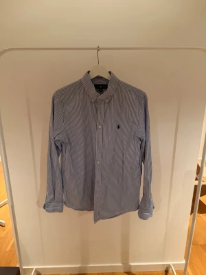 Ralph Lauren Skjorta - Riktigt schysst skjorta från Ralph Lauren, perfekt för dig som klär sig med stil. (Storlek S vilket motsvarar 14-16 years) Köpt på Kidsbrandstore för cirka 1200kr men vi säljer för endast 300kr!! Rabatt för seriösa köpare!!