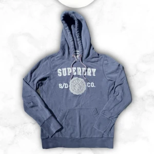 Blå hoodie från Superdry - Riktigt snygg hoodie från superdry som passar någon 165-175
