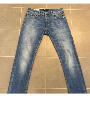  Replay Grover Jeans  - Säljer ett par klassiska blå jeans från Replay med snygg slitning och raka ben.  Straight fit bra skick passar till det mesta hör av dig om du vill diskutera pris eller har några frågor 