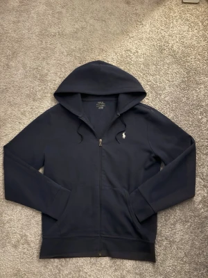 Polo Ralph Lauren Zip Hoodie - Bra skick, använd men asså ser helt ny ut, använd maximalt 5 ggr. 