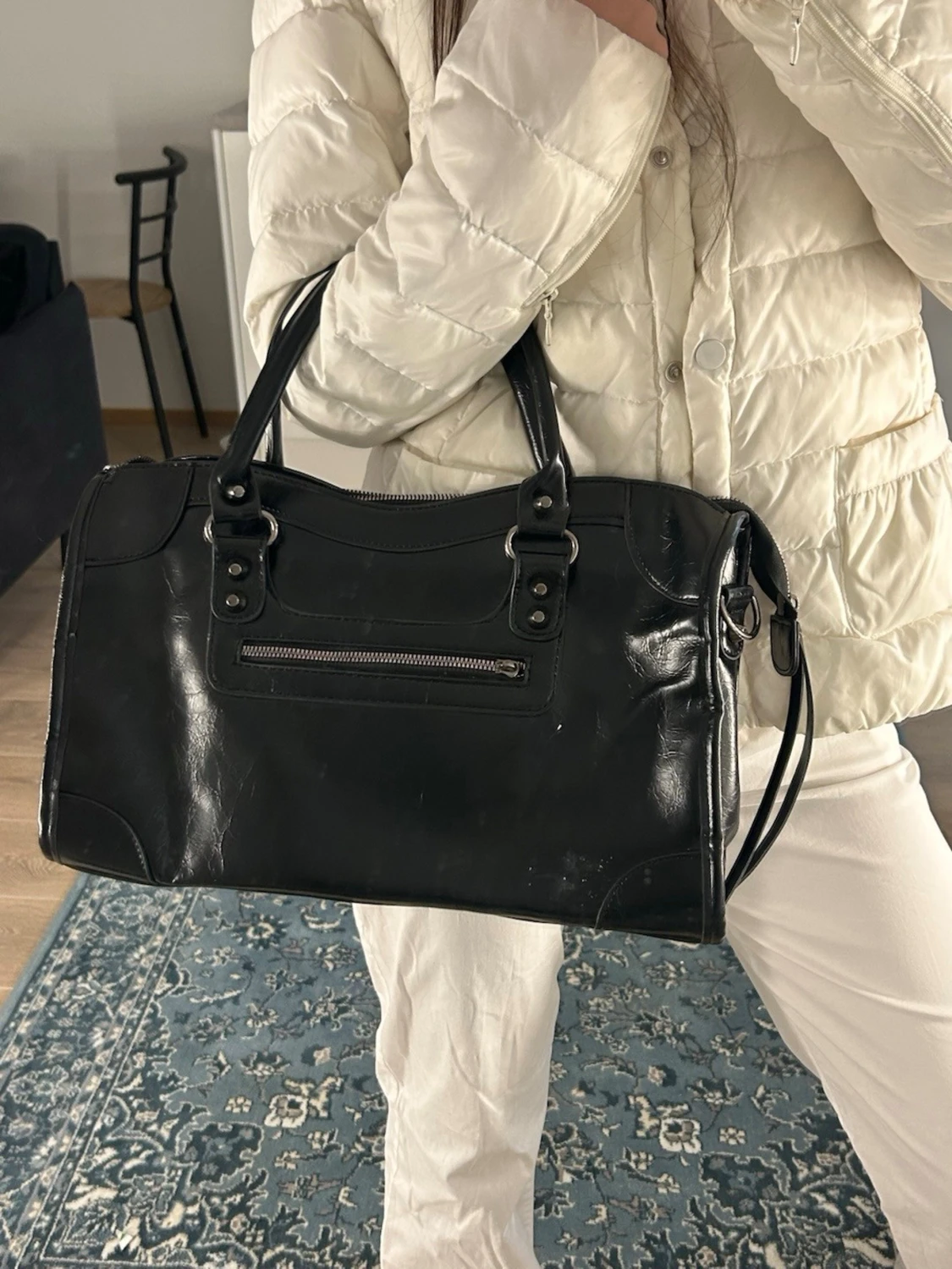 Svart handväska i skinn med dragkedja