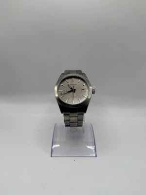 Tissot Gentleman - Märke: Tissot • Modell: Gentleman • Urtavla: Silverfärgad • Nypris: 6 699 kr • Pris: 3 799 kr • Skick: Använd med normalt slitage, fortsatt i gott skick • Tillbehör: Originalbox, certifikat och samtliga handlingar medföljer  Vid seriöst intresse, vänligen kontakta mig via meddelande.       