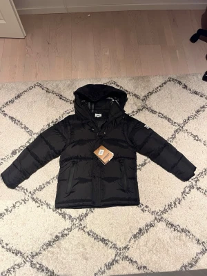 Burberry puffer - Brand new burberry puffer black colorway and size S!! Really fast shipping usually the same day👌