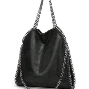 Svart axelväska med kedjedetaljer -  svart axelväska med silverfärgade kedjor längs kanterna. Den har gått upp litegrann vid vissa trådar men det synns inte så mycket. En kedja är av men två är kvar💕den är från 1 år ungefär tillbaka från temu men använder inte längre. Den rymmer mycket!!