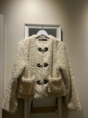 vårjacka zara  - as snygg vårjacka från zara, går inte att köpa längre💕💕