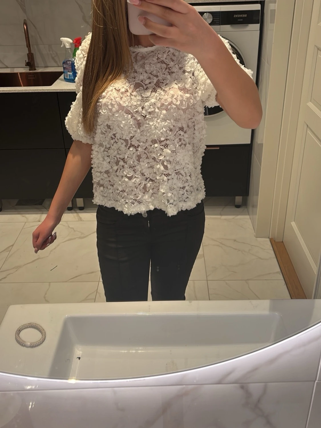 Vit blommig blus med volangdetaljer - 1