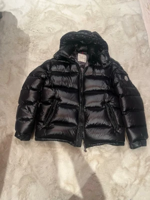 Svart jacka  - Säljer min snygga svarta jacka som håller värmen och är väldigt snygg och passar dig som gillar en stilren look