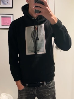 Svart grish hoodie  - Svart hoodie med luva och dragsnören. Perfekt för en avslappnad och stilren look. Storlek S men passar XS. Nypris 600kr. Pris kan diskuteras 