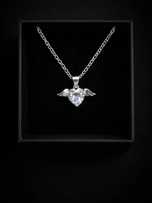 Halsband med hjärta och vingar - Snyggt silverfärgat halsband med ett gnistrande hjärta i mitten och små vingar på sidorna. Kedjan är tunn och elegant, perfekt för att ge en cool touch till din outfit. Passar dig som gillar unika smycken med lite edge.