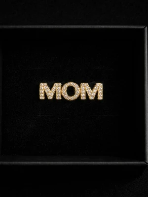 Guldfärgad ring med texten MOM - GRATIS GÅVA MED VARGE ORDER!! Supertrendig stockholmsstil tjejer, ring guld. Vinter ring smycke. Gjord av mässing stål, jag svarar och skickar alltid snabbt!