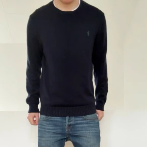 Ralph Lauren mörkblå tröja - Säljer en sjukt fet tröja från Ralph Lauren i färgen mörkblå. Tröjan är i bra skick då den har varit väl omhändertagen och är i M och sitter även som M. Hör gärna av er vid frågor elr funderingar!!