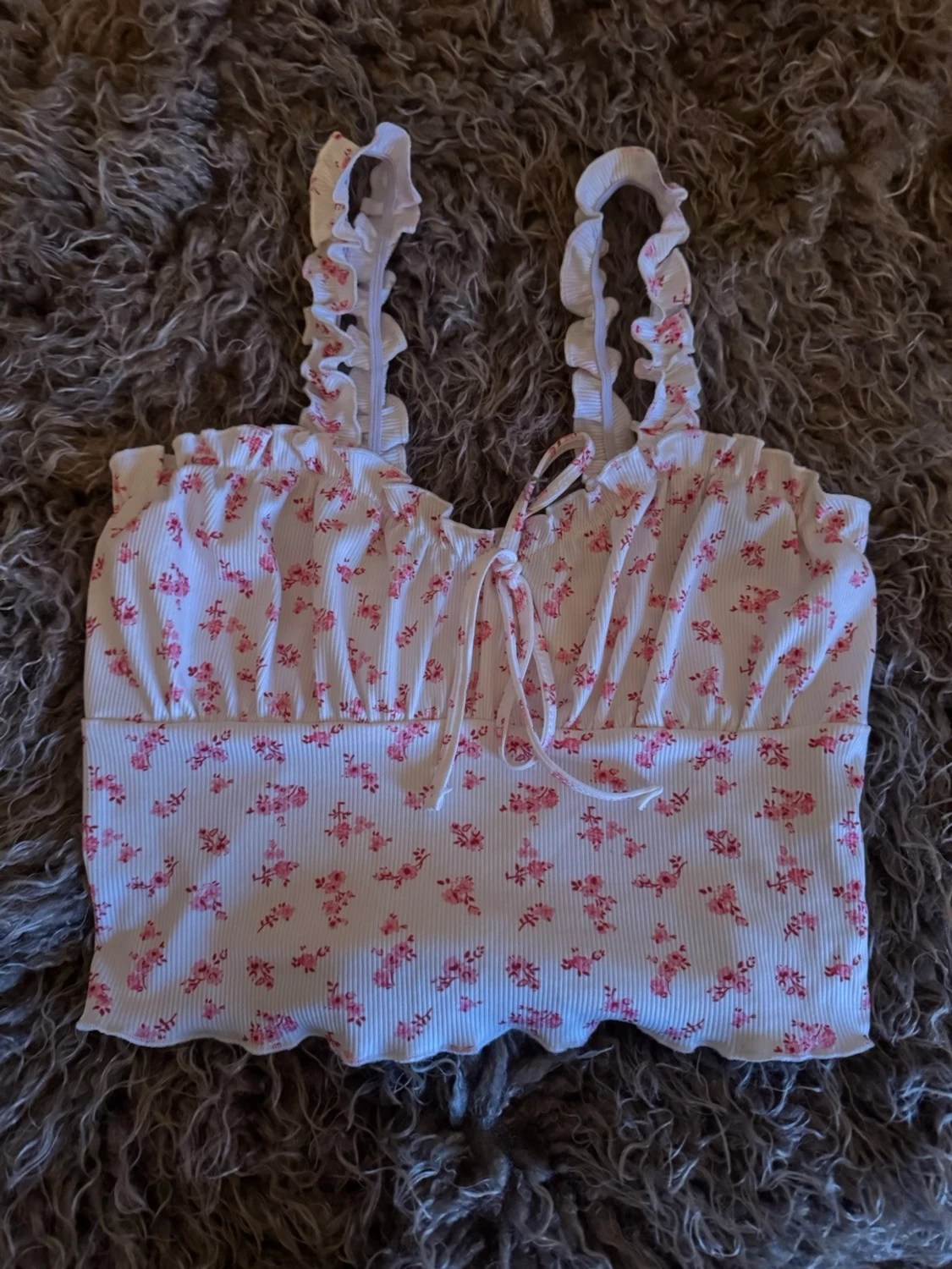 Blommig vit croppad linnetopp