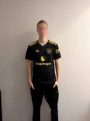 Manchester United Bruno Fernandes 8 - Säljer en snygg Manchester United tredje tröja från säsongen 25/26. På ryggen så gömmer sig B.Fernandes nummer 8. Tröjan är tillverkad i lätt och ventilerande material, perfekt för fotboll eller träning. Bara att höra av sig vid frågor