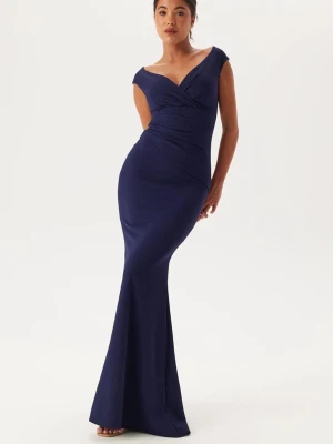 Marinblå balklänning - Elegant marinblå långklänning med v-ringad omlott framtill och smickrande drapering över bysten. Klänningen har cap-ärmar och figurnära passform som framhäver siluetten. Perfekt för speciella tillfällen.