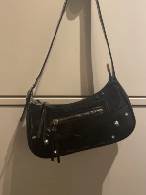 Svart axelväska med nitar och dragkedja - fin y2k handväska med nitar . kommer inte ihåg vart den är köpt!