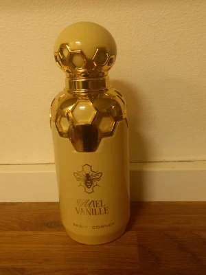 Miel vanille parfym - Gourmanddoft från Paris Corner. Använd ett fåtal gånger 