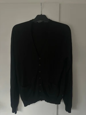 Tiger of Sweden kofta herr M - Svart elegant snygg populär tiger of Sweden kofta i storlek M säljes. Super pris så riktigt kap och skicket är nästintill helt nytt så helt utmärkt!