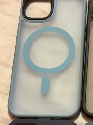 Blått MagSafe-kompatibelt iPhone-skal - Snyggt mobilskal till iPhone med MagSafe-kompatibilitet. Skalet är genomskinligt med blå ram och blå MagSafe-ring på baksidan. Tillverkat i tålig plast som skyddar mobilen mot repor och stötar. Perfekt för dig som vill ha både stil och funktion.