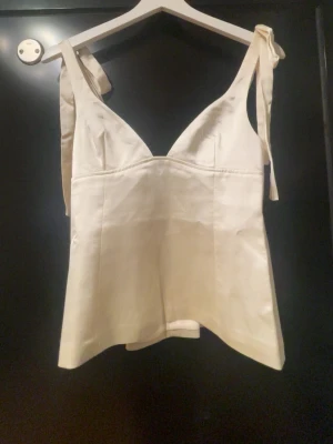 Ljusgul satin linne - Ljusgult satin linne använt endast en gång! Bilderna är lånade från hon jag köpte den av❤️från gina