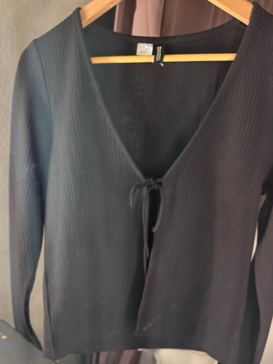 Svart ribbad kofta med knytning - 1