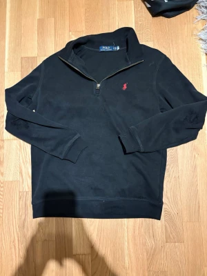 Svart half zip tröja Polo Ralph Lauren - Jag säljer en väl använd tröja. 