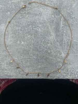 Guldhalsband med blixtar  - Guld halsband med små blixtar längs kedjan. Ordinarie pris är 499kr