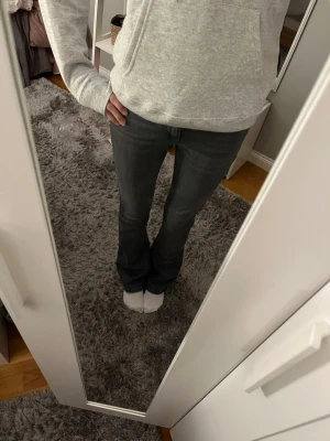 Grå bootcut jeans - Säljer dessa jättesnygga gråa bootcout jeansen i storlek xs/34💗Jeansen är i bra skick och nästan aldrig använda, men säljer då de inte kommer till användning! Skriv för fler bilder eller frågor💗