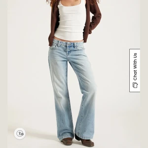 Ljusblå low rise baggy bootcut jeans - Charlie Low Rise Baggy Bootcut Jeans från PacSun storlek 28, endast provade en gång och säljer då dem inte passade.