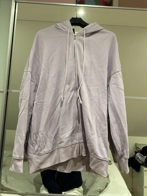 Lila hoodie - På lappen stor storlek Xs men den är oversized så passar mig som är storlek M! Prisförslag accepteras✨