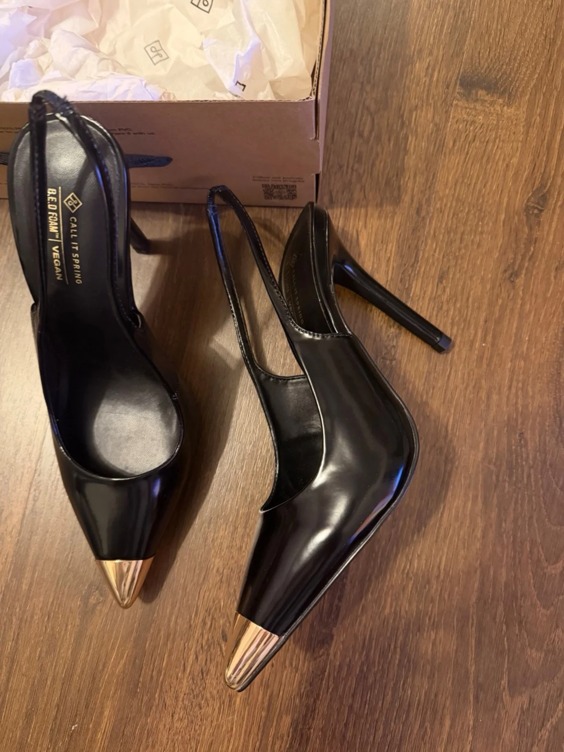 Svarta pumps med gulddetalj från Call It Spring - 3