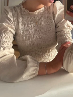 Blus only - Super söt blus, passar xs-s. Nästan aldrig använd💓