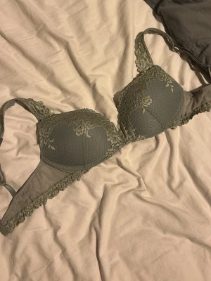 Intimissimi bh - Superpushup-behå Gioia Pretty Flowers i färgen olivgrön som inte säljs längre. Storlek 75/D men passar mig som normalt har C-kupa. Den är varsamt använd endast några gånger och har nästan inga tecken på användning. Jag säljer den eftersom jag nästan aldrig använder den. 