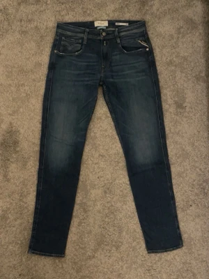 Blå slim jeans från Replay St: W31 L32 - Snygga blå slim fit jeans från Replay, använt 2 gånger (nyskick). Säljer pga att de är för små. W31, L32. 