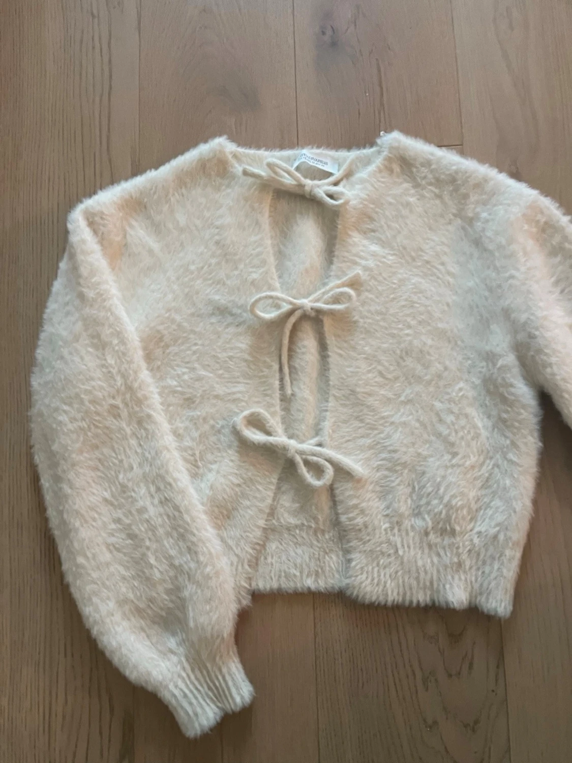 Krämvit fluffig kofta med knyt - 1