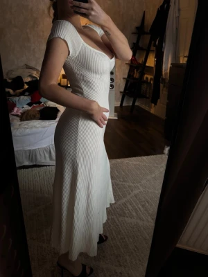 Vit klänning  - Storlek s. Köpt vintage. 