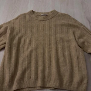 Beige stickad tröja med ribbad kant - Beige stickad tröja 