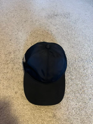 Navy blue keps - Säljer en mycket fin och unik navy blue keps i storleken L. Den är helt ny med tags på och pris kan diskuteras!