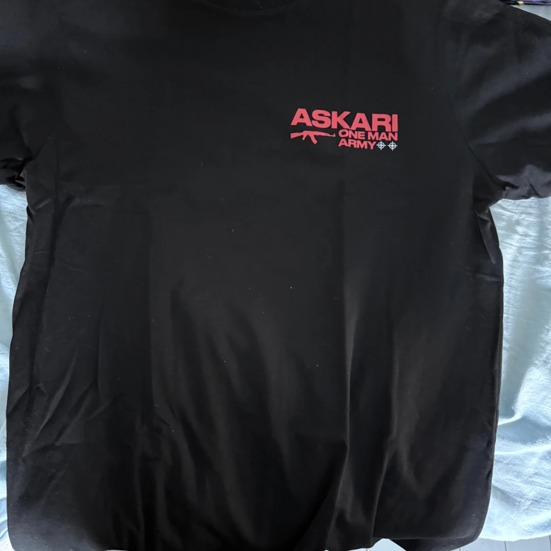 Svart t-shirt med röd print från Askari - 1