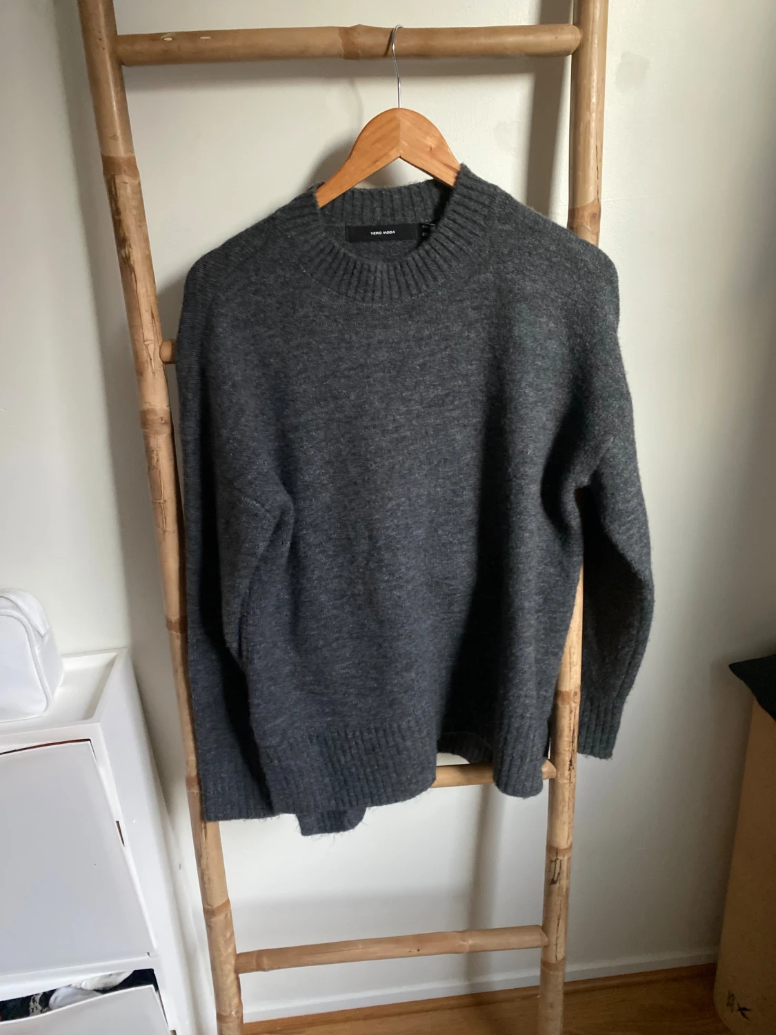 Mörkgrå stickad tröja Vero Moda