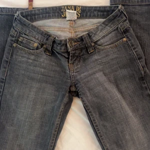 LÅGMIDJADE jeans - Superfina jeans i bra skick, köpta från polen för 700 svenska kronor och märket heter Zana Di Jeans. Mina absoluta favvo jeans! superlågmidjade men sitter ändå bra där bak, dessvärre försmå Bootcut straight leg. Innerbenslängden: 81( bra i längd på mig som är 165) Midja tvärs över: 35cm , gren: 14 cm, Deffekt: dragkedjan är trasig men inget som syns då den är 2 cm lång. 