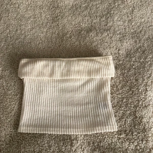Ribbad beige tubtopp från SHEIN - Säljer denna fina tub topp från SHEIN då den inte används. Jätte mysig att ha på sig och materialet är jätteskönt, här används ca 3 gånger. Pris kan diskuteras💕