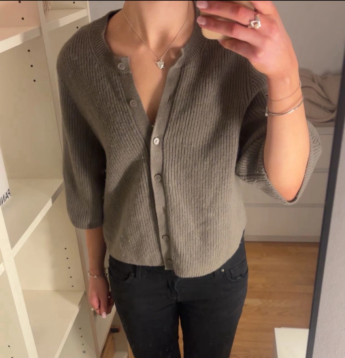 Grå ribbad kofta med knappar