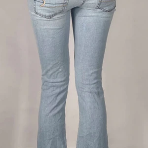 Ljusblåa Jeans - Jätte snygga ljusblåa jeans i storlek xs! Innrebenslängd: 80cm midja tvärsöver:35cm  (bilden har zoomats in så fråga om en bättre bild om ni vill) 